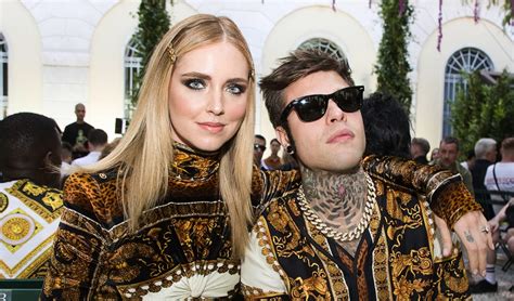 Sanremo 2021 Fedez veste Versace, pantaloni must have 